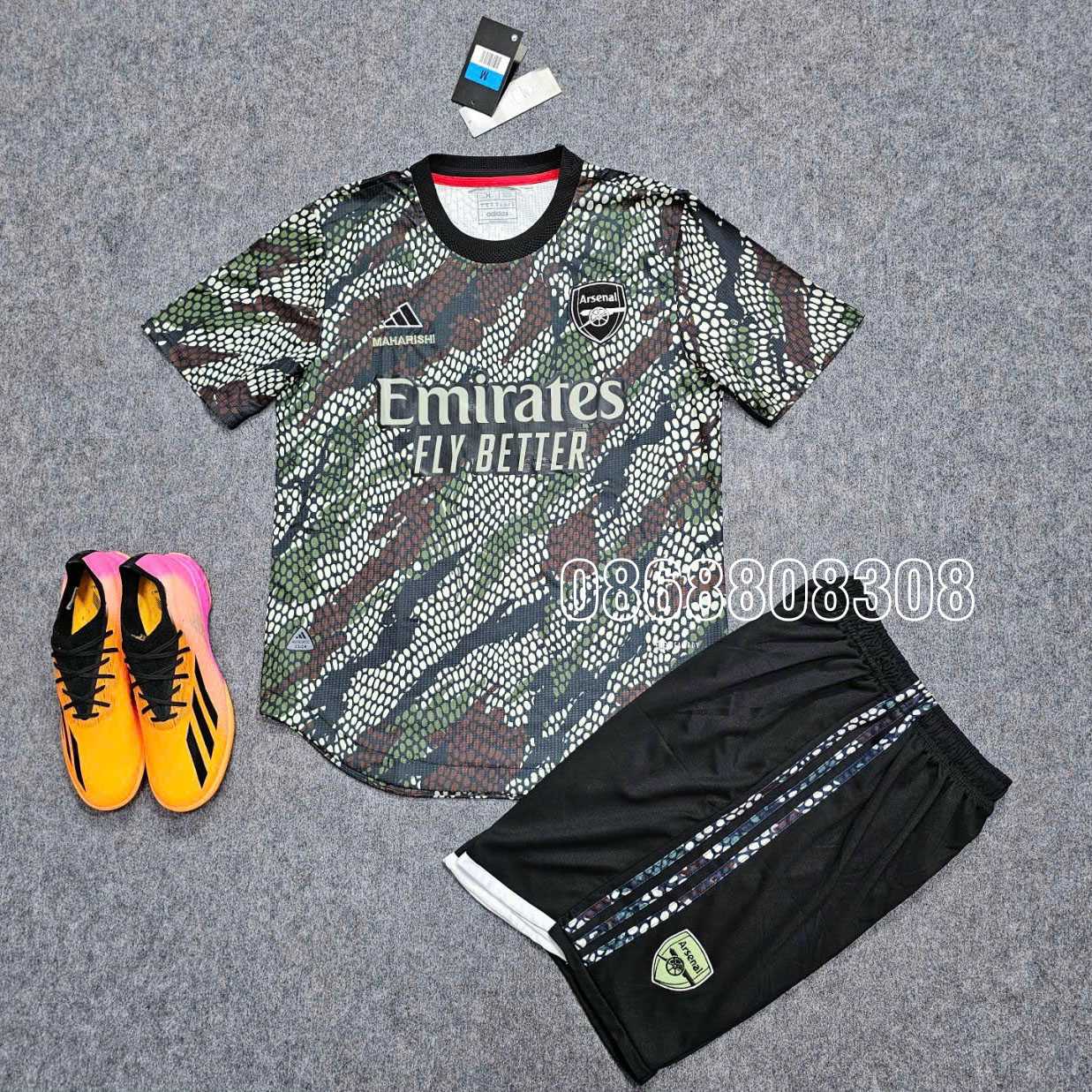 Áo đá banh clb bóng đá Ars Arsenal 23 24 màu Camo quân đội đem xanh mix MAHARISHI quần đen full logo mặt trước