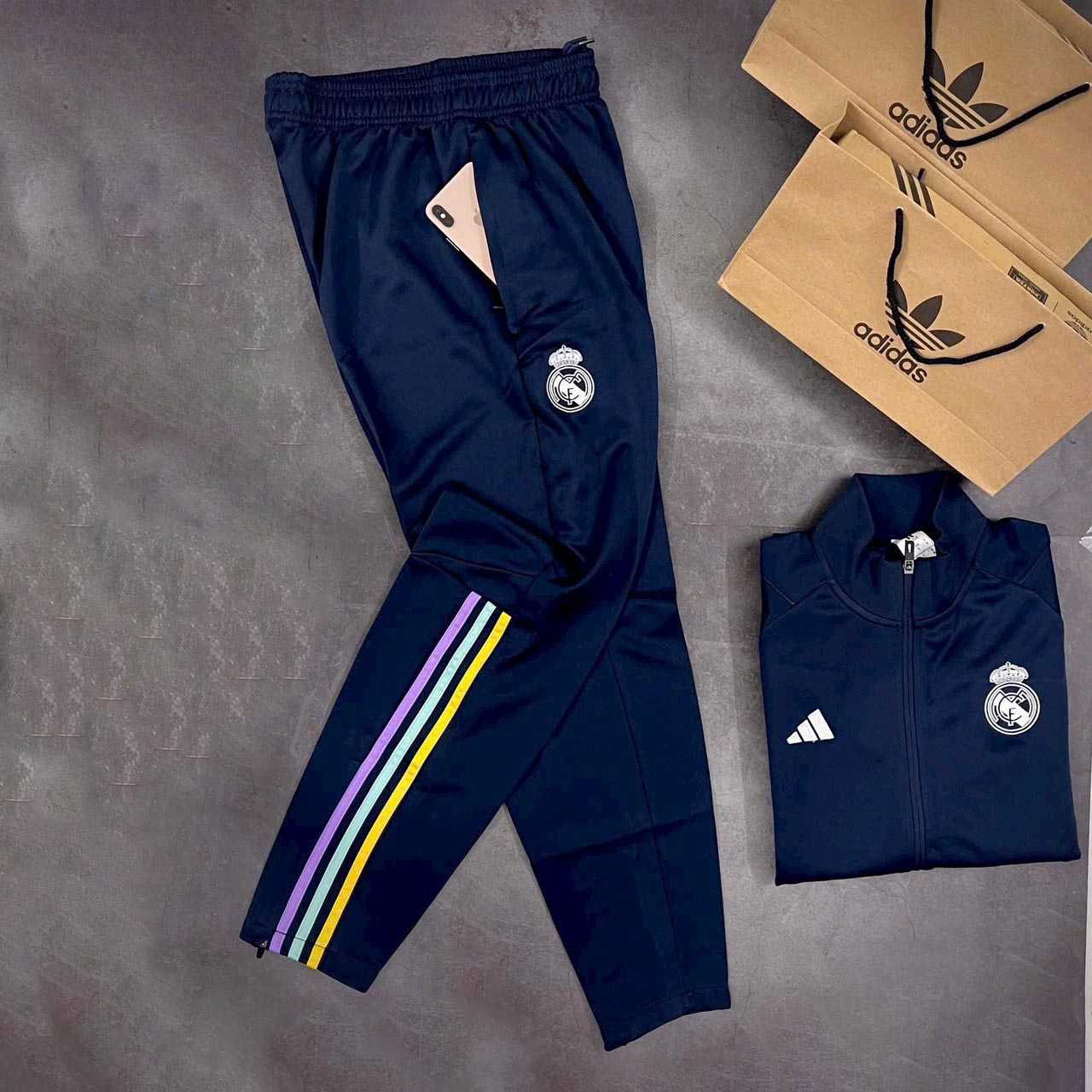 Bộ quần áo khoác nỉ thu đông xuân câu lạc bộ bóng đá Real Madrid 23 24 logo thêu năm mới 2023 2024 mặt trước