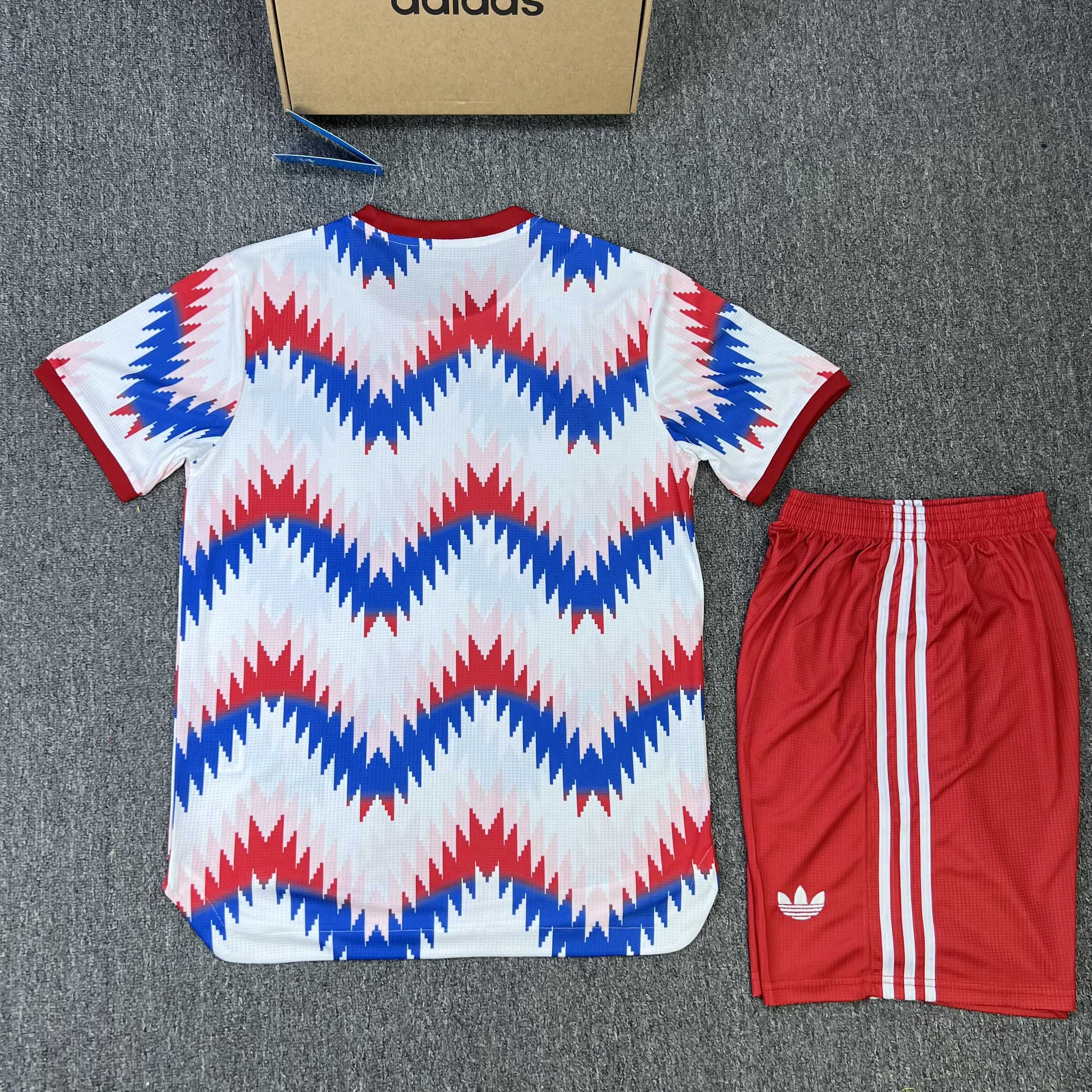 Bộ quần áo đá banh clb bóng đá Bayern Munich Special Kit 2023 bản đặc biệt thiết kế bởi adidas không logo màu trắng xanh đỏ mặt trước
