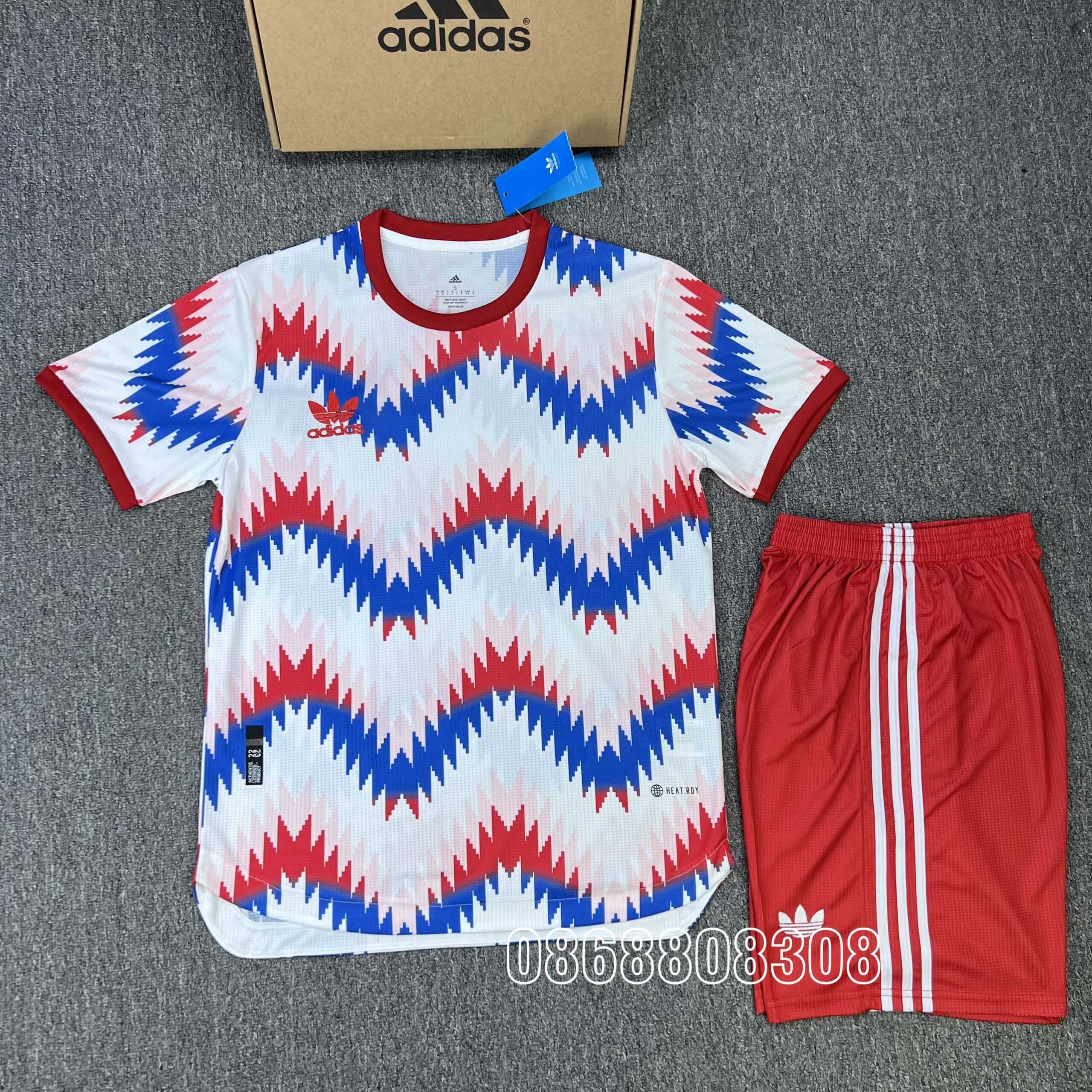 Bộ quần áo đá banh clb bóng đá Bayern Munich Special Kit 2023 bản đặc biệt thiết kế bởi adidas không logo màu trắng xanh đỏ mặt trước