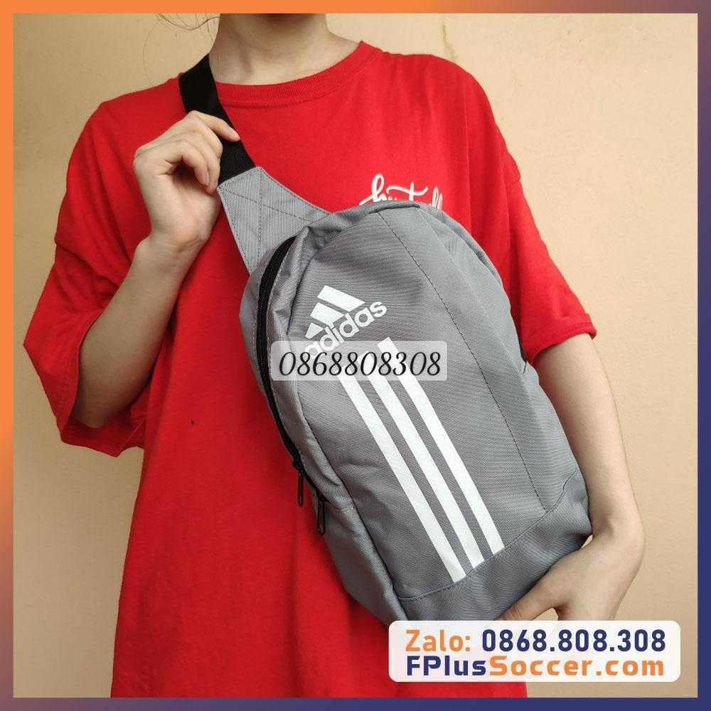 Túi đeo chéo thể thao bóng đá 3 sọc Adidas 2 ngăn dây điều chỉnh kháng nước màu xám đỏ 1