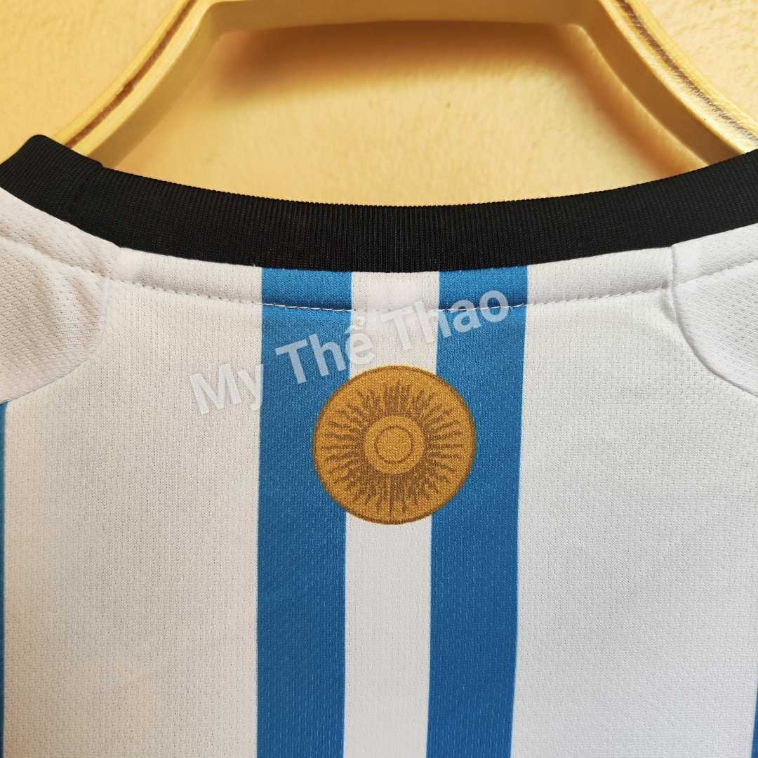Bộ quần áo đá banh trẻ em size nhỏ đội tuyển argentina vô địch world cup 2022 sân nhà truyền thống xanh trắng 3 sao vải mè 1