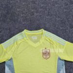 Bộ quần áo đá bóng đội tuyển Tây Ban Nha sân khách màu vàng euro 2024 logo thêu mặt trước